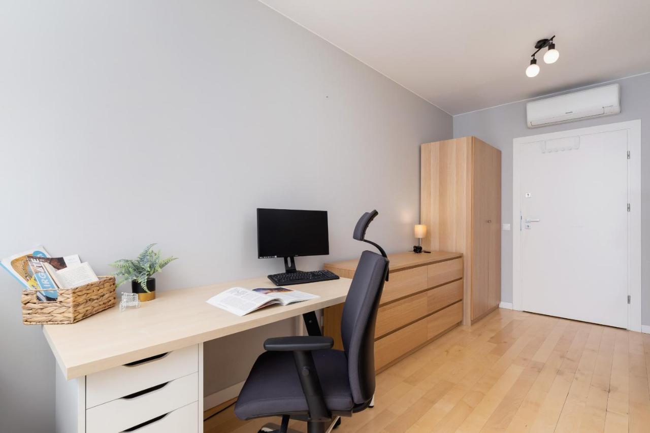 Solna With Parking Cracow By Renters Apartament Kraków